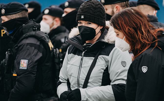 Policisté z antikonfliktního týmu nosí bundy Hannah